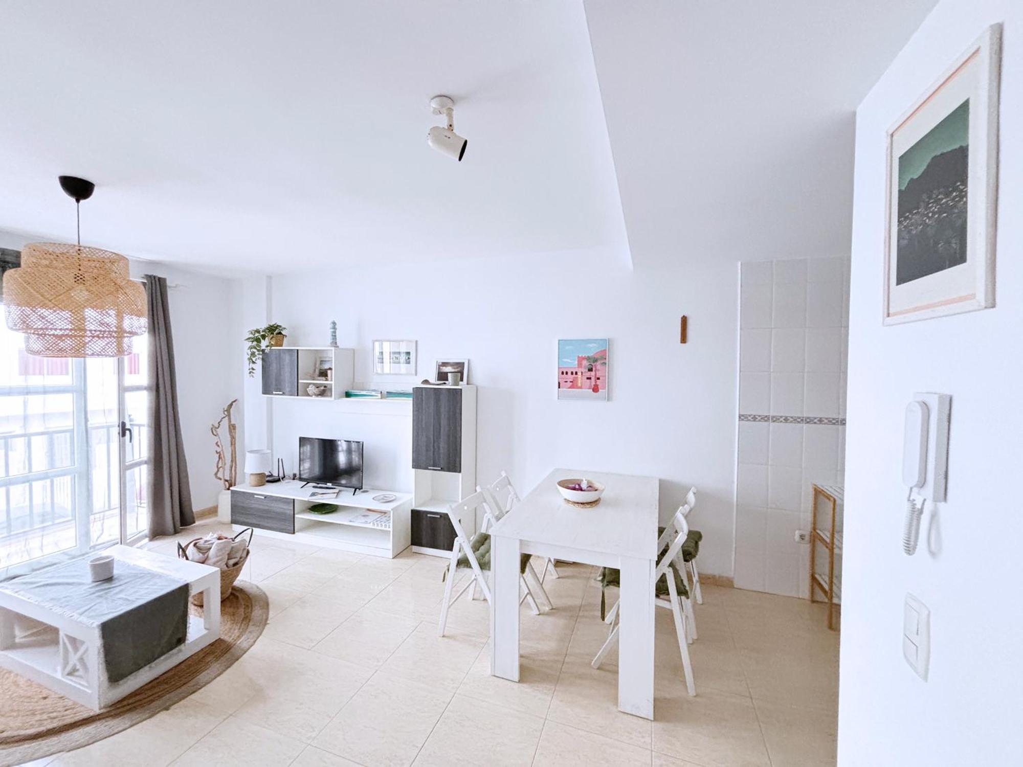 Luna De Lobos: Bright And Cozy In Bristol Apartament